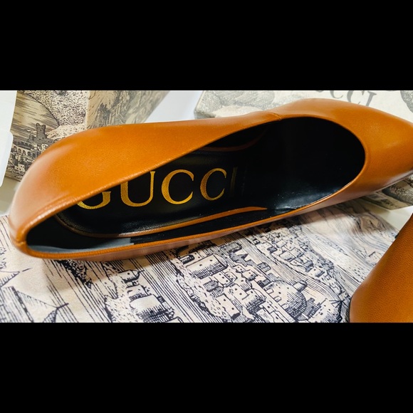 Gucci Bianca Pointed Toe Pumps. - Picture 10 of 16